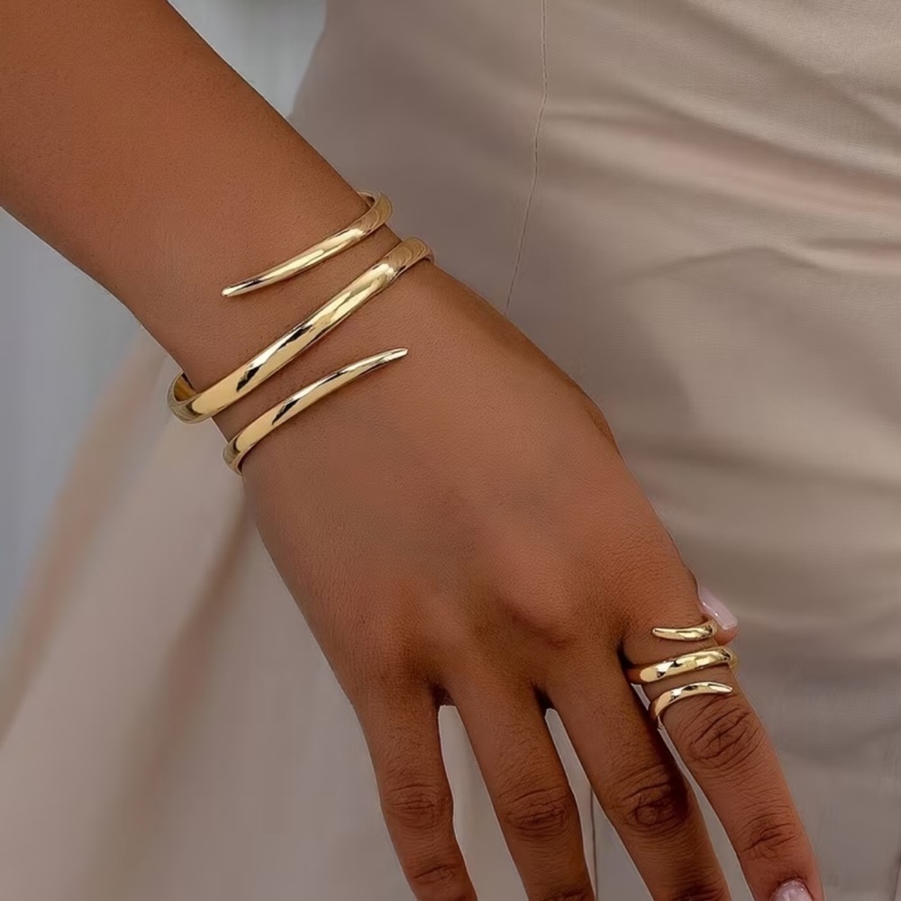 2 pieces Elegant Gold-Tone Bangle and Ring Set. Bracelet Set A6-196